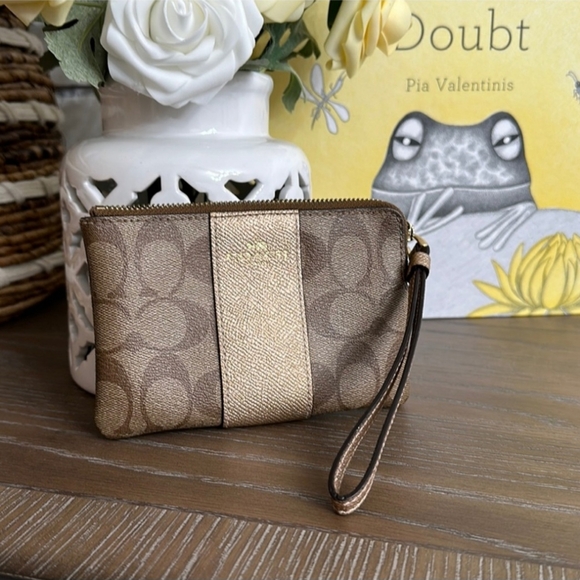 NWOT, 💐 Host Pick 💐 Coach Monogram Wristlet - Picture 7 of 10